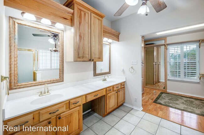 Foto del edificio - 4 br, 3 bath House - 1801 Castleguard Way