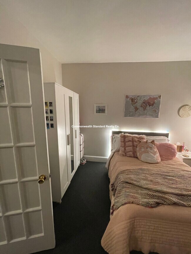 Foto del edificio - 833-835 Beacon St. Unit 302