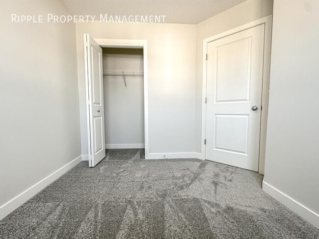 Building Photo - Modern 3 Beds, 2.5 Baths Main Floor/ Upper...