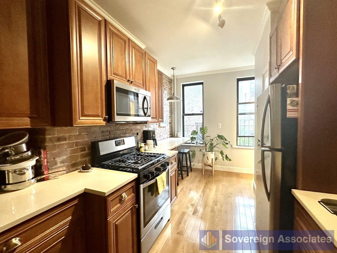 Primary Photo - 516 E 84th St
