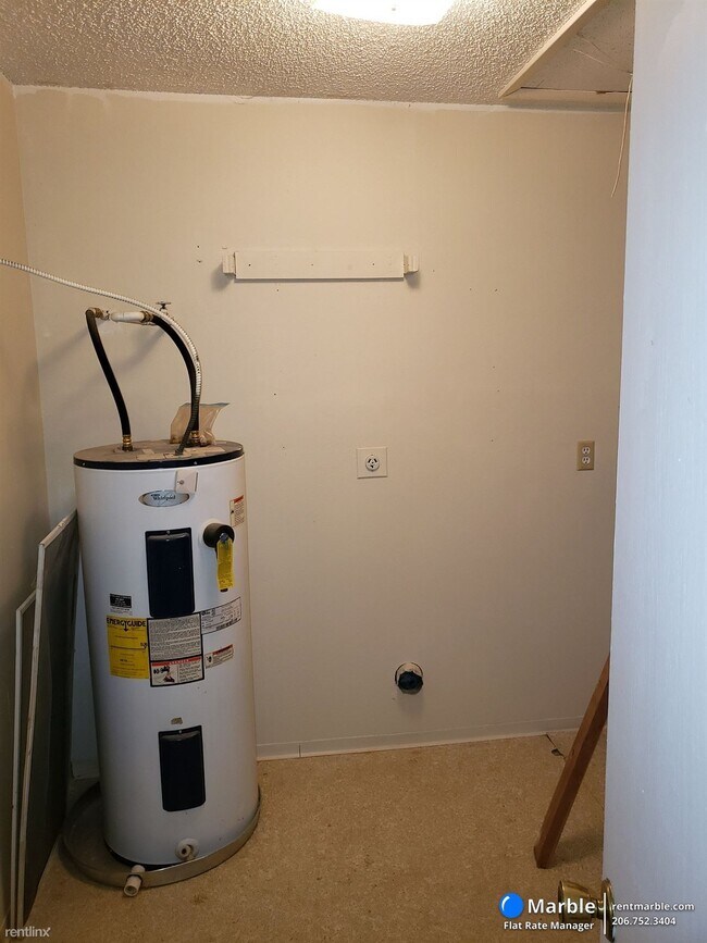 Building Photo - 2 br, 1 bath Townhome - 760 E Springmont Dr