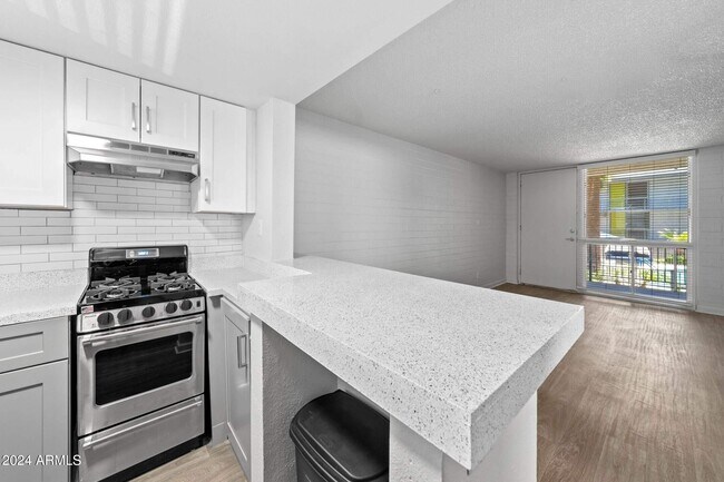 Building Photo - 1601 W Camelback Rd