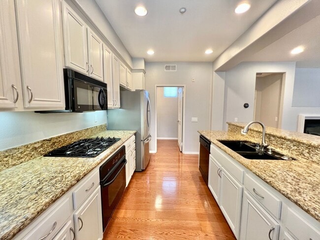 Building Photo - Beautiful 2B/2.5BA located in Santee!