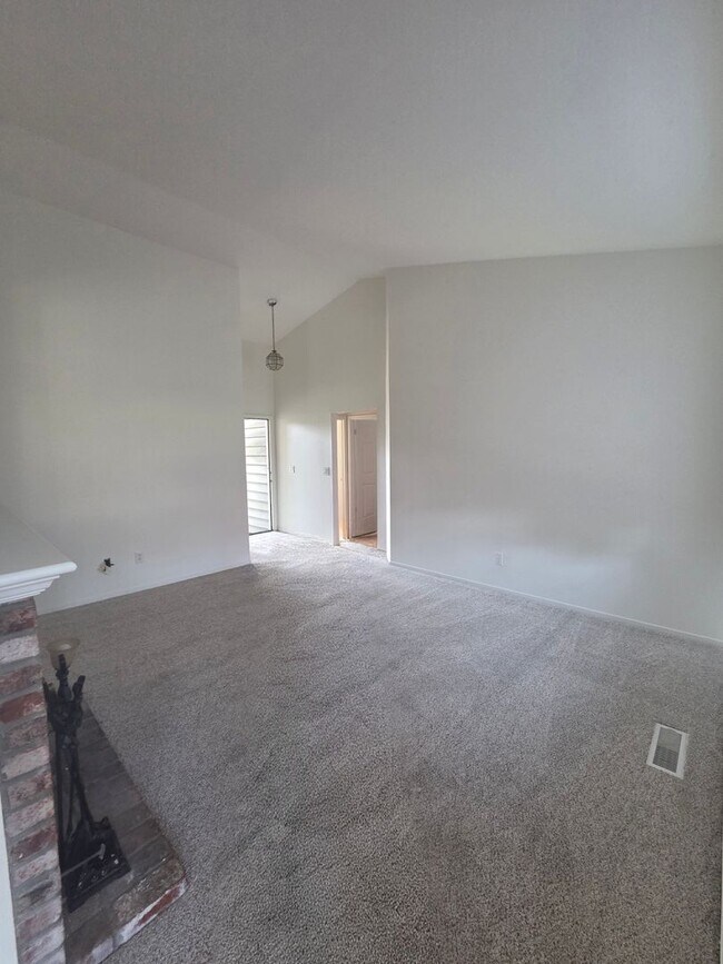 Building Photo - 3 bedroom 2 bathroom Cotati Gem