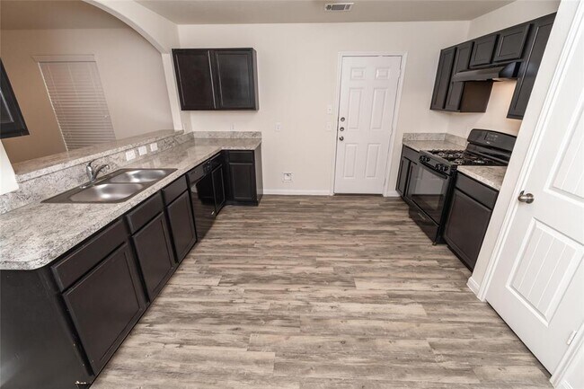 Foto del edificio - 5327 Long Arbor Ln