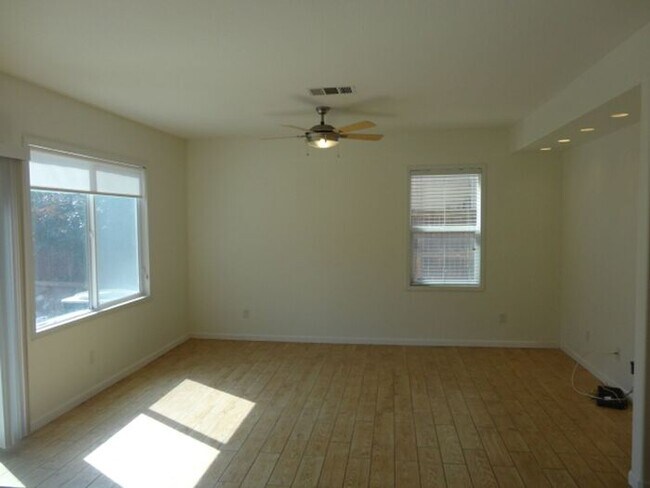 Foto del edificio - Large 4 BDRM 2.5 BA Home Palmdale