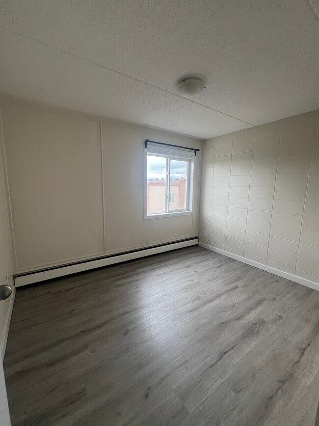 Photo du bâtiment - 16421 Stony Plain Rd