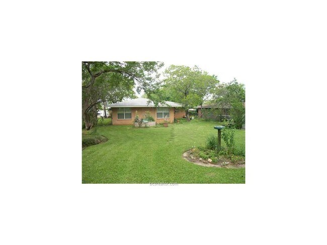 Foto del edificio - Bryan - 4 bedroom / 2 bath / fenced in back yard, Home - Available Now