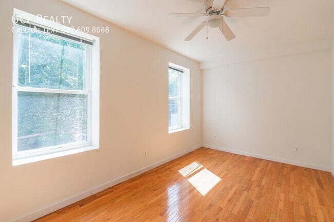 Building Photo - 2 Bed Spruce Hill Apartment