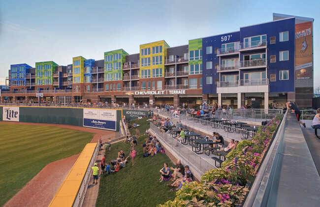 Foto del edificio - Outfield Ball Park Lofts