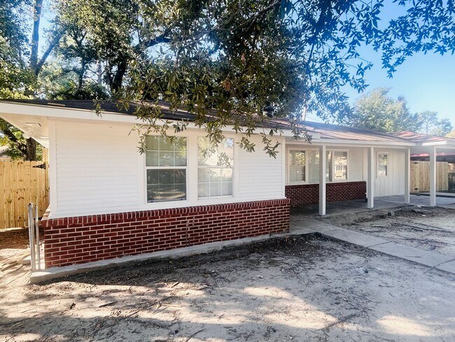 Foto del edificio - 4216 Fairfields Ave