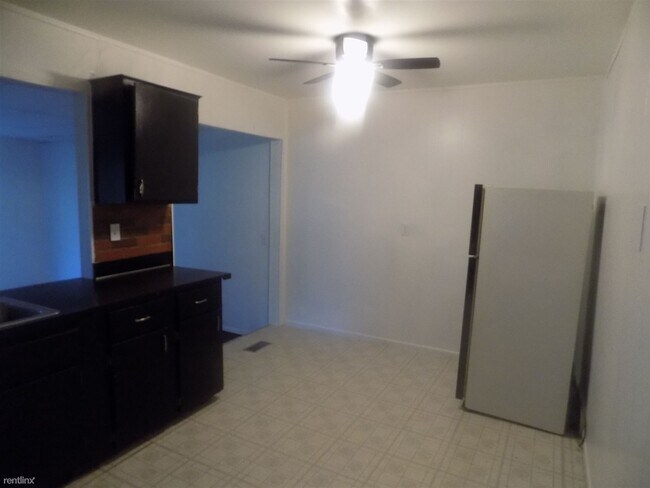 Building Photo - 2 br, 1.5 bath Townhome - 142 Mark Dr