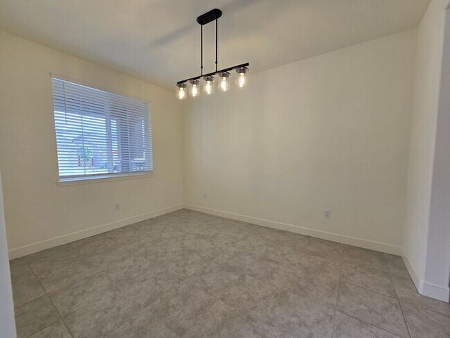 Foto del edificio - Beautiful Kiley Ranch Home with Open Floor Plan & Private Backyard