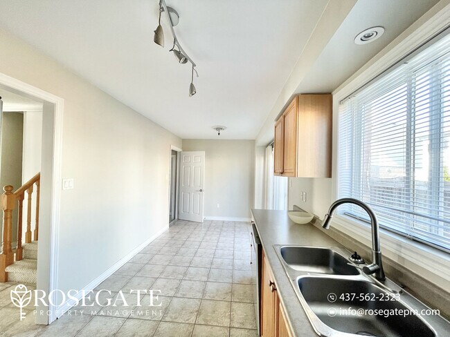 Photo du bâtiment - Spacious 4-Bedroom Home with Private Outdo...