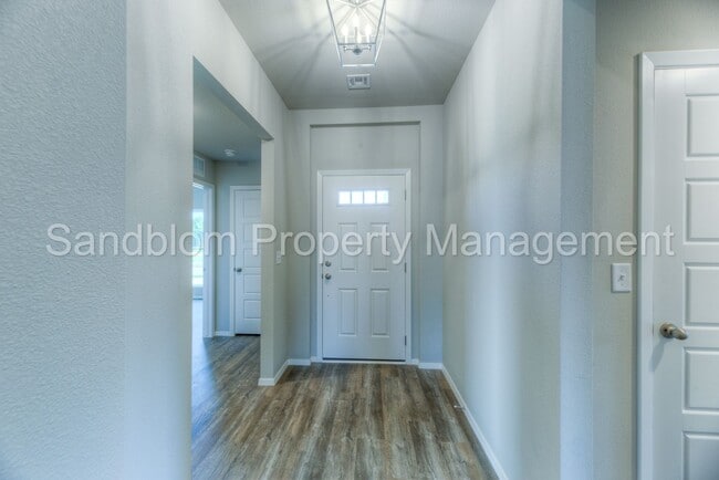 Foto del edificio - FOR LEASE | Bixby West | Available Now!