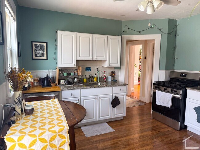 Foto del edificio - Sunny Brighton 3-Bed w/ Parking