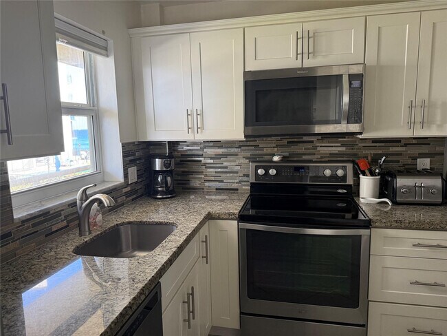 Foto del edificio - 1161 Hillsboro Mile