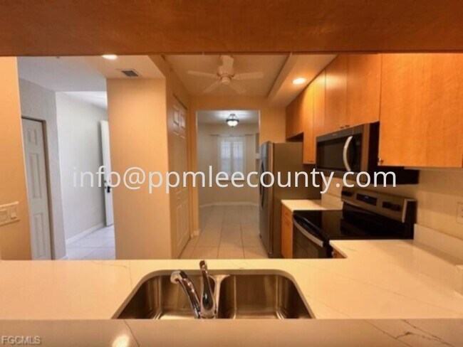 Foto del edificio - Fantastic totally renovated 2 bedroom 2 bath condo in Van Loon Commons.
