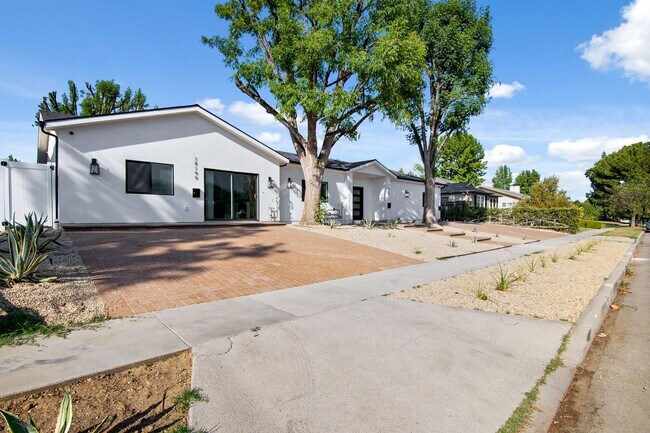 Foto del edificio - Modern 5 bedroom House for lease in Northr...