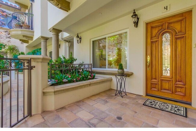 Unit Entry - 242 E Glenarm St