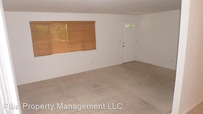 Building Photo - 635-639 SW Pelton Pl