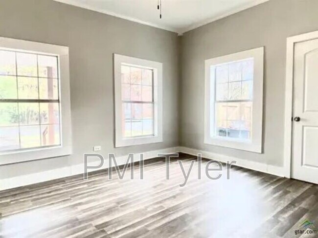 Building Photo - 1115 S Robertson Ave