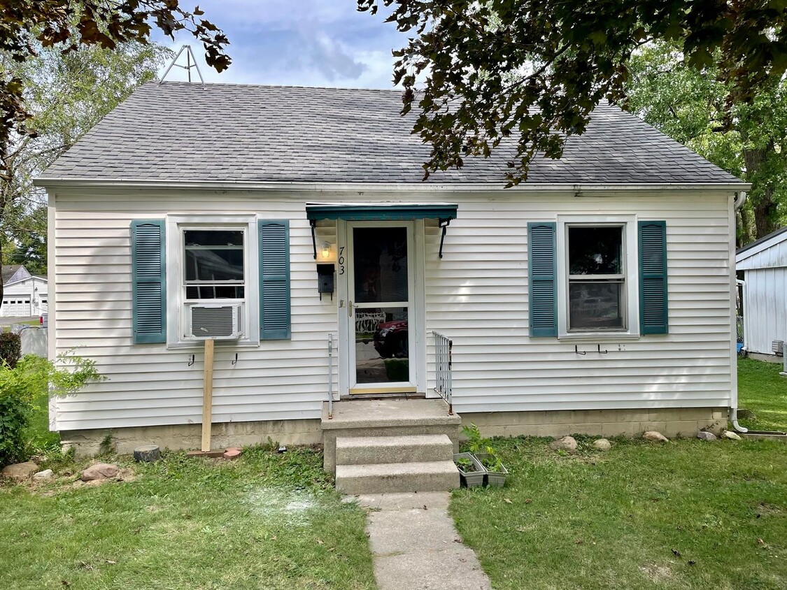 Primary Photo - Check Out This 2-Bed/1-Bath House in Bluff...