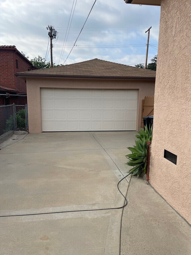 Garage - 419 E Harvard Rd