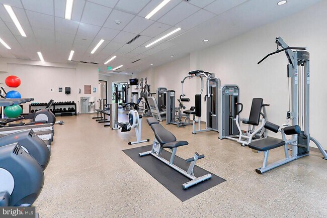 Foto del edificio - 5904 Mt Eagle Dr