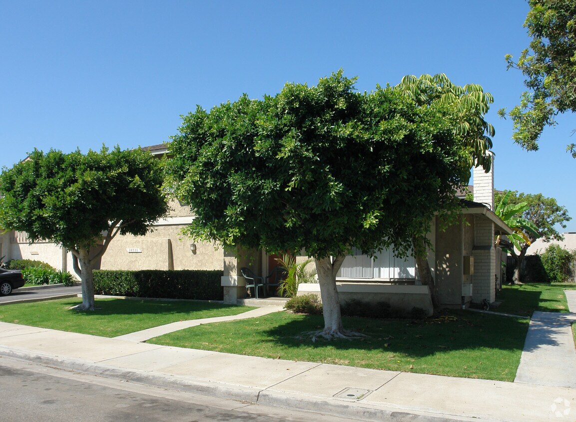 Building Photo - 16531 Regina Cir
