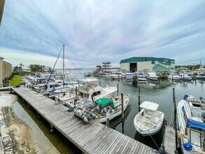 Building Photo - 14100 River Rd