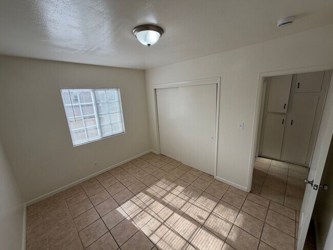 Foto del edificio - 311 E McElhany Ave