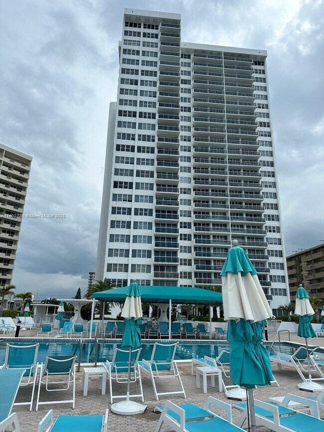 Building Photo - 3140 S Ocean Dr