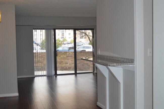 Foto del edificio - 5904 Mount Eagle Dr