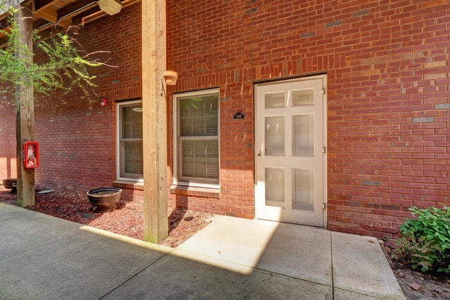 Building Photo - 215 S Water St