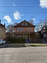 Building Photo - 121 Oak St