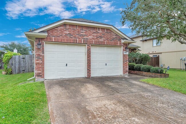 Building Photo - 8011 Kenwell Dr