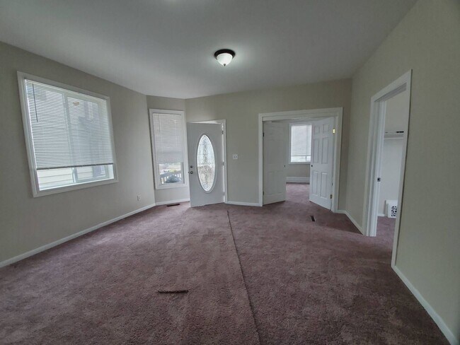 Foto del edificio - Ginormous 6 Bed Single family home with all Appliances Near Lake Michigan!