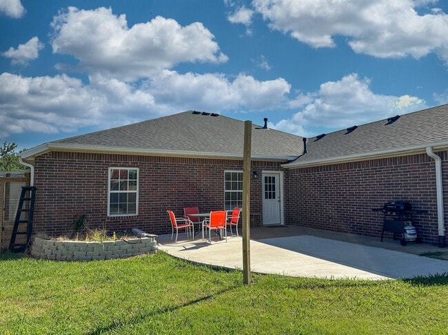 Photo - 691 N Meadowlands Dr House