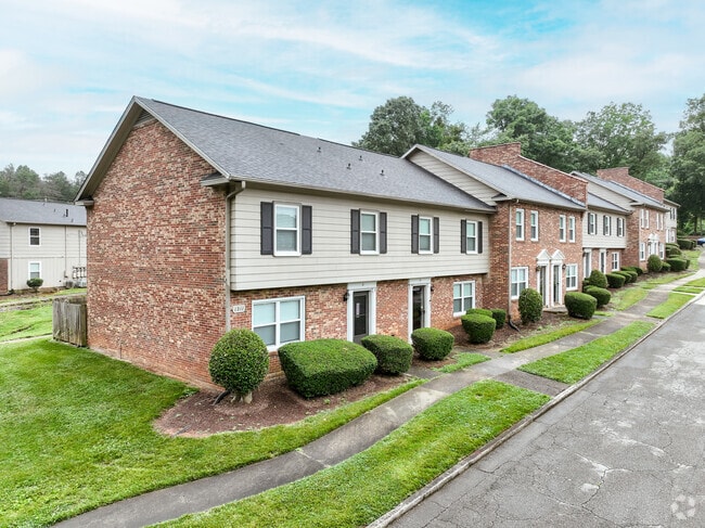 Building Photo - Carriage House Apartment Homes