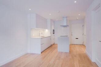 Building Photo - 4555 Av. Bonavista