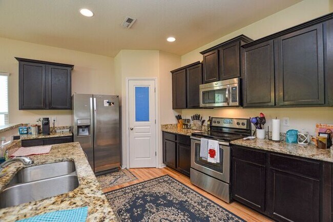 Foto del edificio - 3-bedroom home near the Airport.