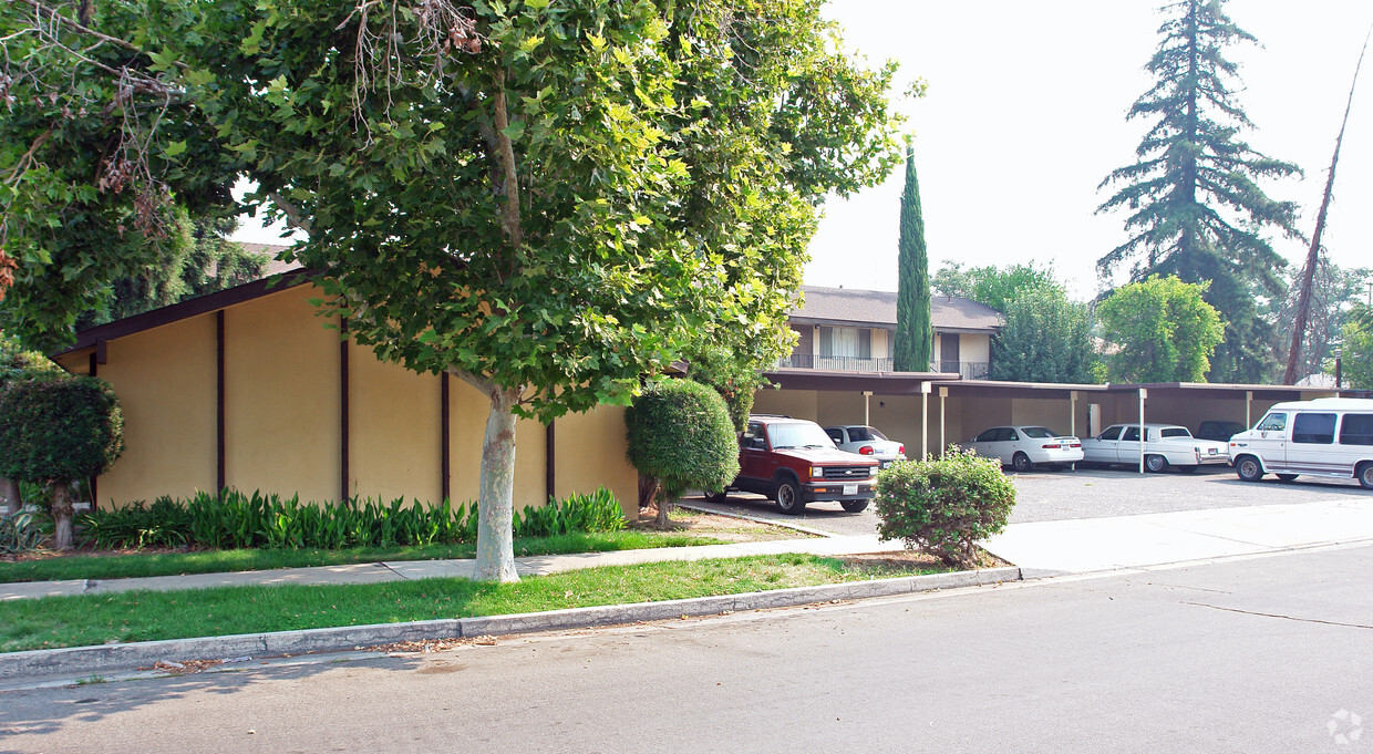 Primary Photo - 2720 N Wishon Ave