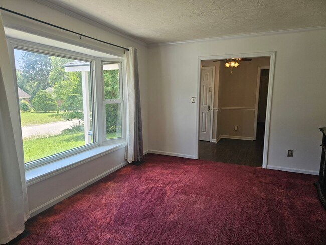 Building Photo - 3 Bed, 2 Bath with Screened in Porch