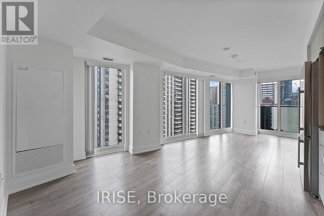 Photo du bâtiment - 575-1575 Bloor St E