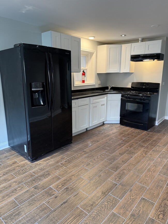 Foto del edificio - 1648 N McVicker Ave