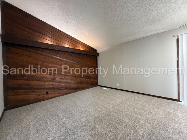 Foto del edificio - FOR LEASE | Eastland Acres | Available Now!