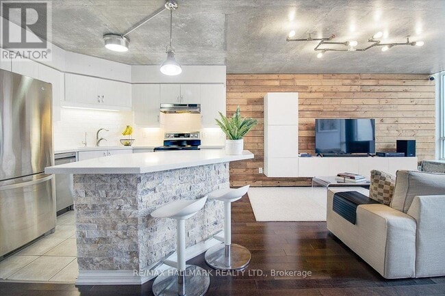 Building Photo - 250 Manitoba St