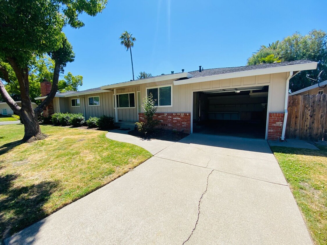 Primary Photo - 50-52 Shoreline Cir