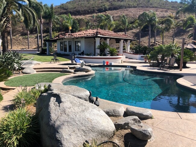 Foto del edificio - 3026 N Twin Oaks Valley Rd